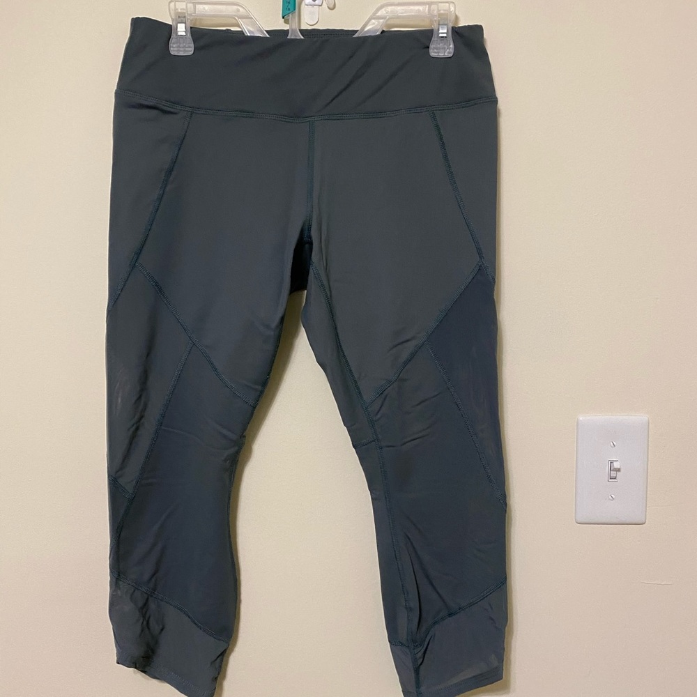 Green cropped mesh work out leggings